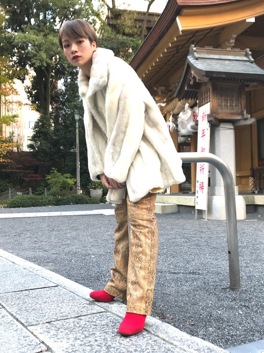 「古着、古着屋、THIRFT TOKYO、矢部ユウナ、冬コーデ、ファー」｜「LILICIOUSのラインソックスブーツ（ブーツ、レッド系）」を使った、矢部ユウナさん（レディース・153cm）の冬コーディネートの1枚目の写真