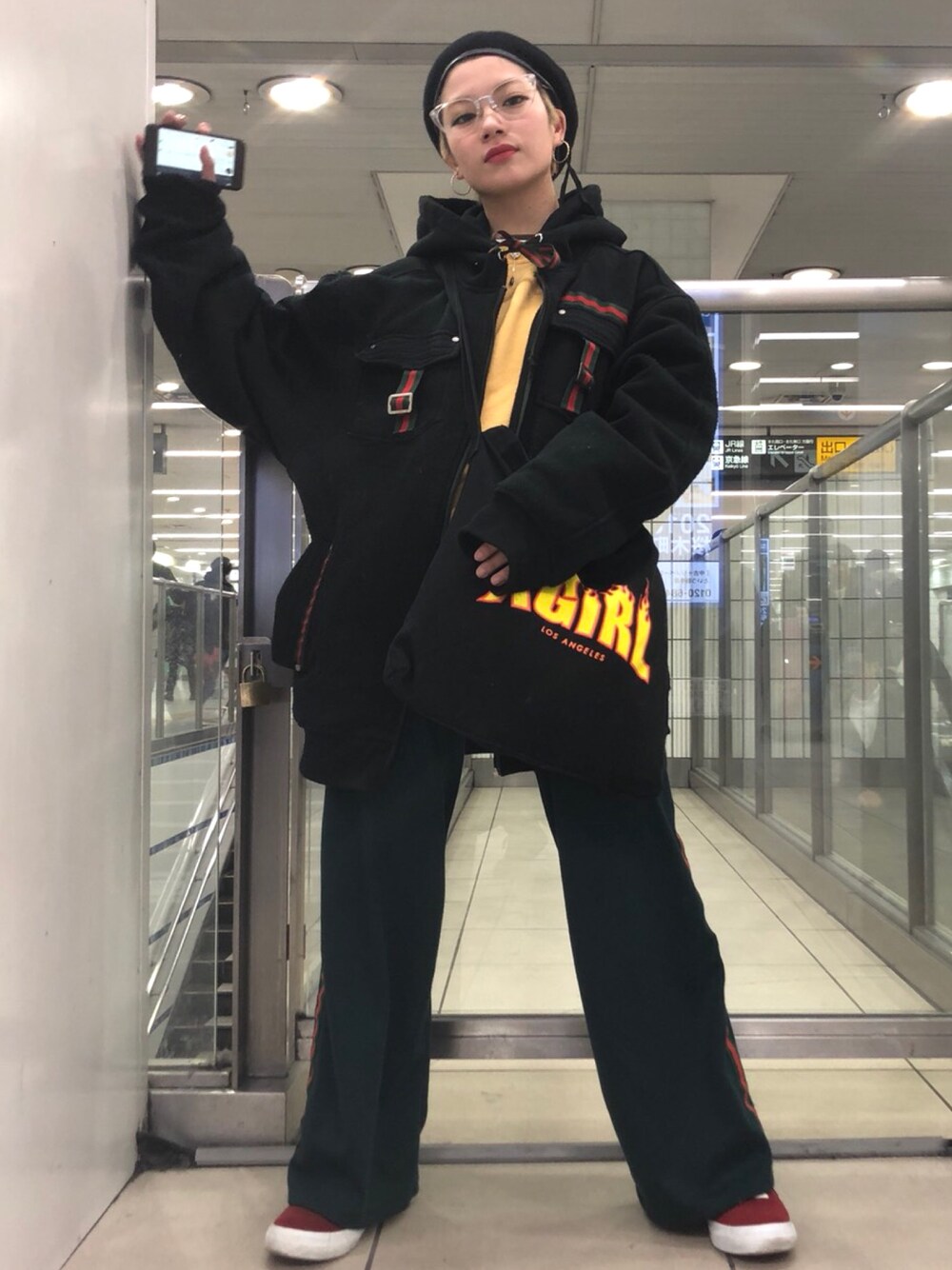 「X-girlのアイテム（トートバッグ、ブラック系）」を使った、矢部ユウナさん（レディース・153cm）の冬コーディネートの1枚目の写真
