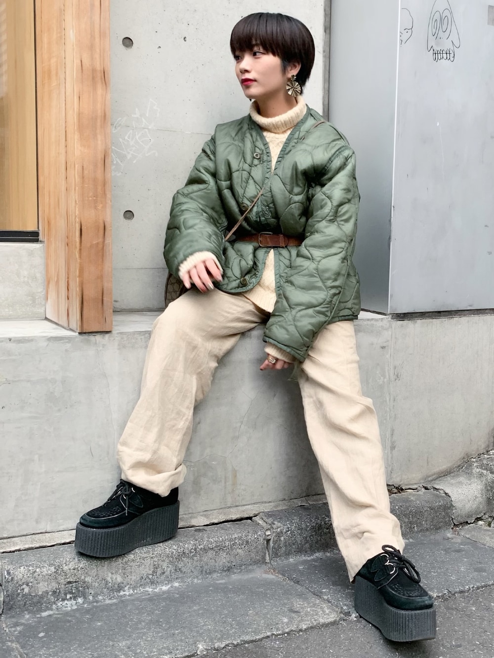 「ワントーンコーデ、コーデ、古着屋、古着女子」｜「UNDERGROUNDのシューズ（その他シューズ、ブラック系）」を使った、矢部ユウナさん（レディース・153cm）の冬コーディネートの1枚目の写真