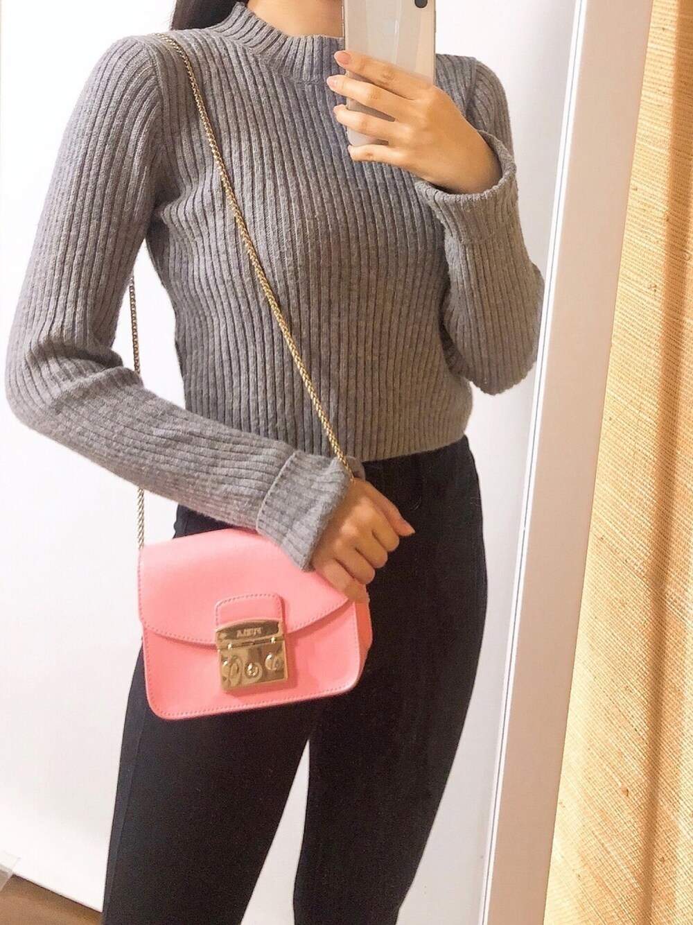 「brandymelville、カジュアルコーデ、ニット、低身長、シンプル、シンプルコーデ」｜「Brandy Melvilleのアイテム（ニット/セーター、グレー系）」を使った、Ayaka さん（レディース・158cm）の春コーディネートの1枚目の写真