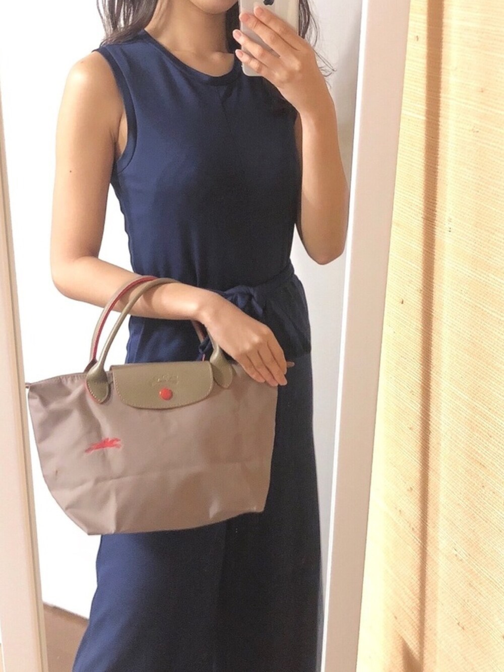 「シンプルコーデ、LONGCHAMP、大人カジュアル、大人女子、ワイドパンツ、きれいめカジュアル、カジュアルコーデ」｜「LONGCHAMPのアイテム（ハンドバッグ、ベージュ系）」を使った、Ayaka さん（レディース・158cm）の春コーディネートの1枚目の写真