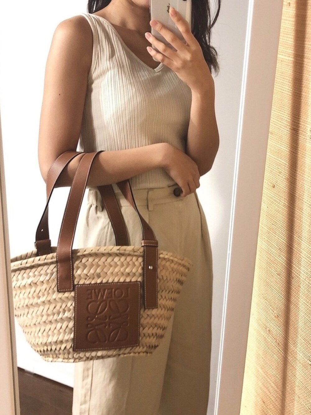 「LOEWE、かごバッグ、シンプルコーデ、大人カジュアル、ゆるコーデ、プチプラ、大人女子、ワイドパンツ、ベージュコーデ、部屋撮り」｜「LOEWEのアイテム（かごバッグ、ベージュ系）」を使った、Ayaka さん（レディース・158cm）の春コーディネートの1枚目の写真