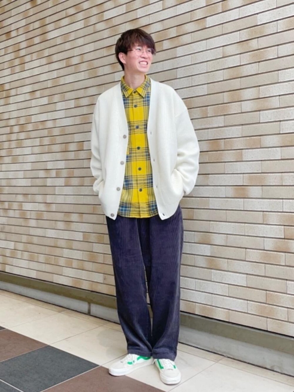 グレー系のその他パンツ、ホワイト系のカーディガン/ボレロ、イエロー系のシャツ/ブラウスを着用したメンズの秋コーディネートの1枚目の写真