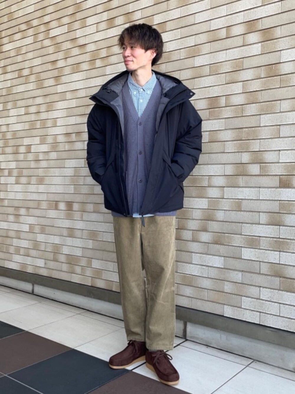 ベージュ系のその他パンツ、グレー系のカーディガン/ボレロ、ブルー系のシャツ/ブラウスを着用したメンズの秋コーディネートの1枚目の写真