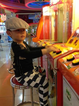 「GASBAG（ガスバッグ）のアイテム」を使った、Evan Shaoさん（キッズ・120cm）の秋コーディネート