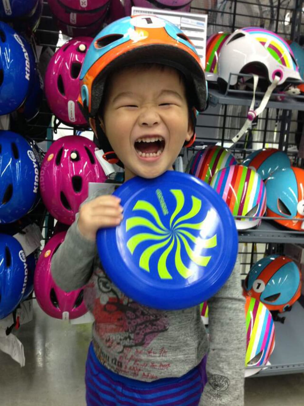 「GASBAGのアイテム（Tシャツ/カットソー、グレー系）」を使った、Evan Shaoさん（キッズ・120cm）の秋コーディネートの1枚目の写真