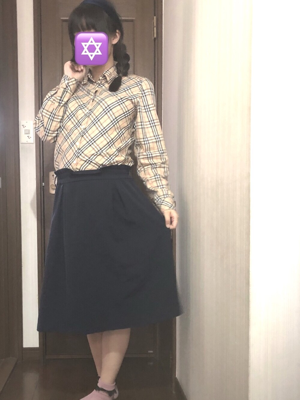 「秋服準備はじめました、バーバリー、マタニティ、マタニティコーデ、骨格診断ストレート、骨格ストレート、フレアスカート、紺」｜「Burberry Londonのアイテム（シャツ/ブラウス、ベージュ系）」を使った、mitu_kunさん（レディース・165cm）の秋コーディネートの1枚目の写真