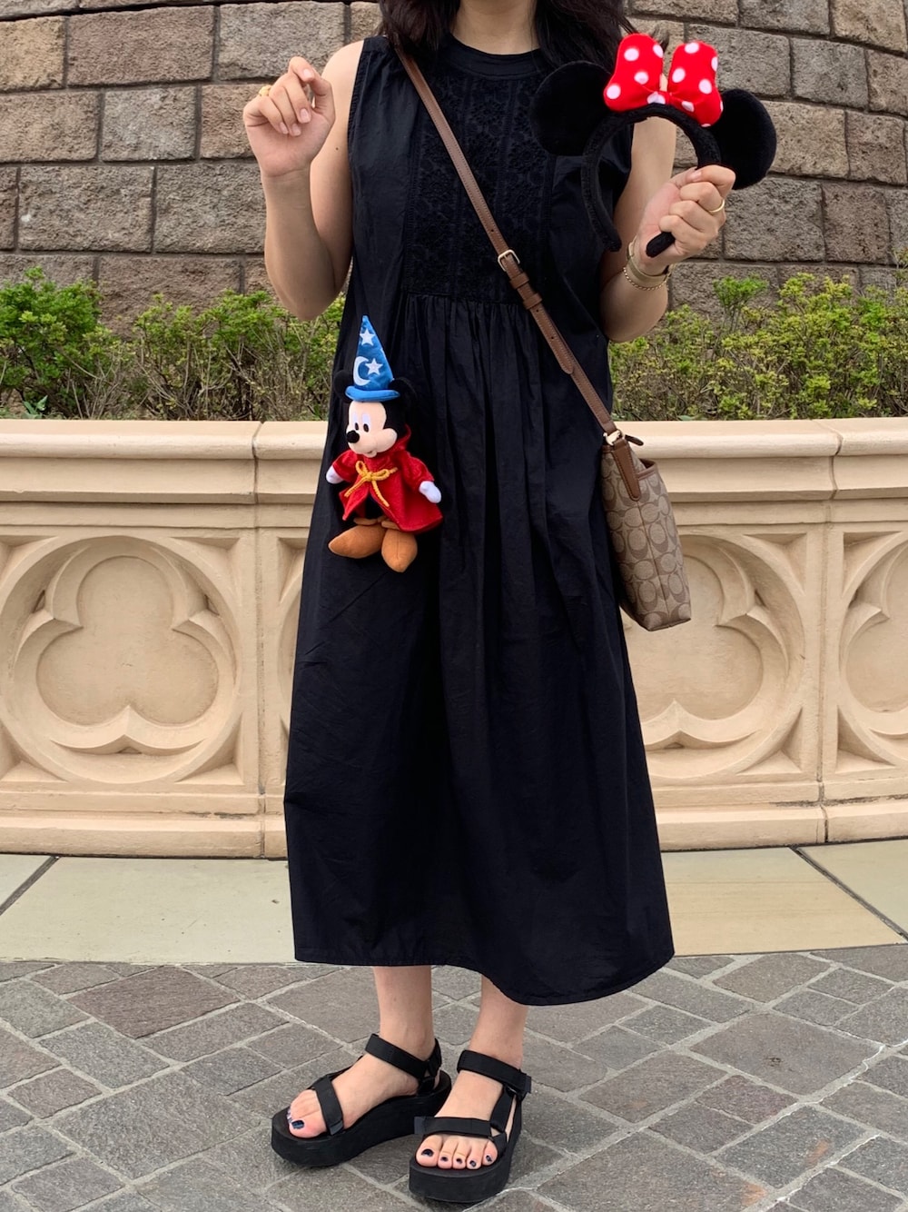「夏、オトナカジュアル、黒ワンピ、ワンピース、teva、disney、ディズニー、サンダル」｜「suryaのアイテム（ワンピース/ドレス、ブラック系）」を使った、ひなちゃんさん（レディース・160cm）の夏コーディネートの1枚目の写真