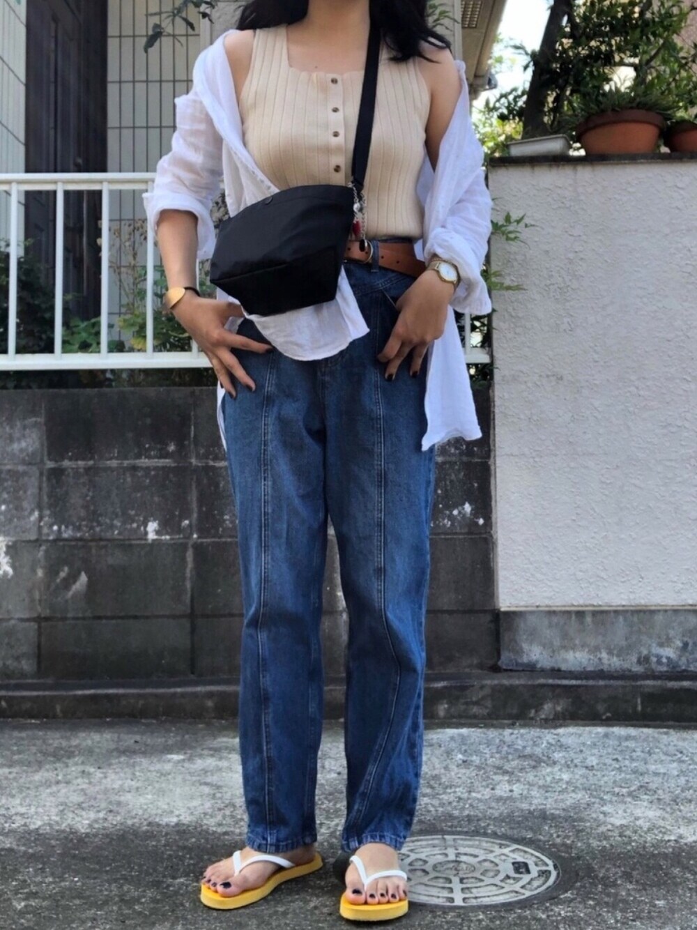 「ビーサン、タンクトップ、ニットタンク、ベージュ、デニム、リネン」｜「w closetの前切替デニムストレートパンツ（デニムパンツ、ブルー系）」を使った、ひなちゃんさん（レディース・160cm）の夏コーディネートの1枚目の写真