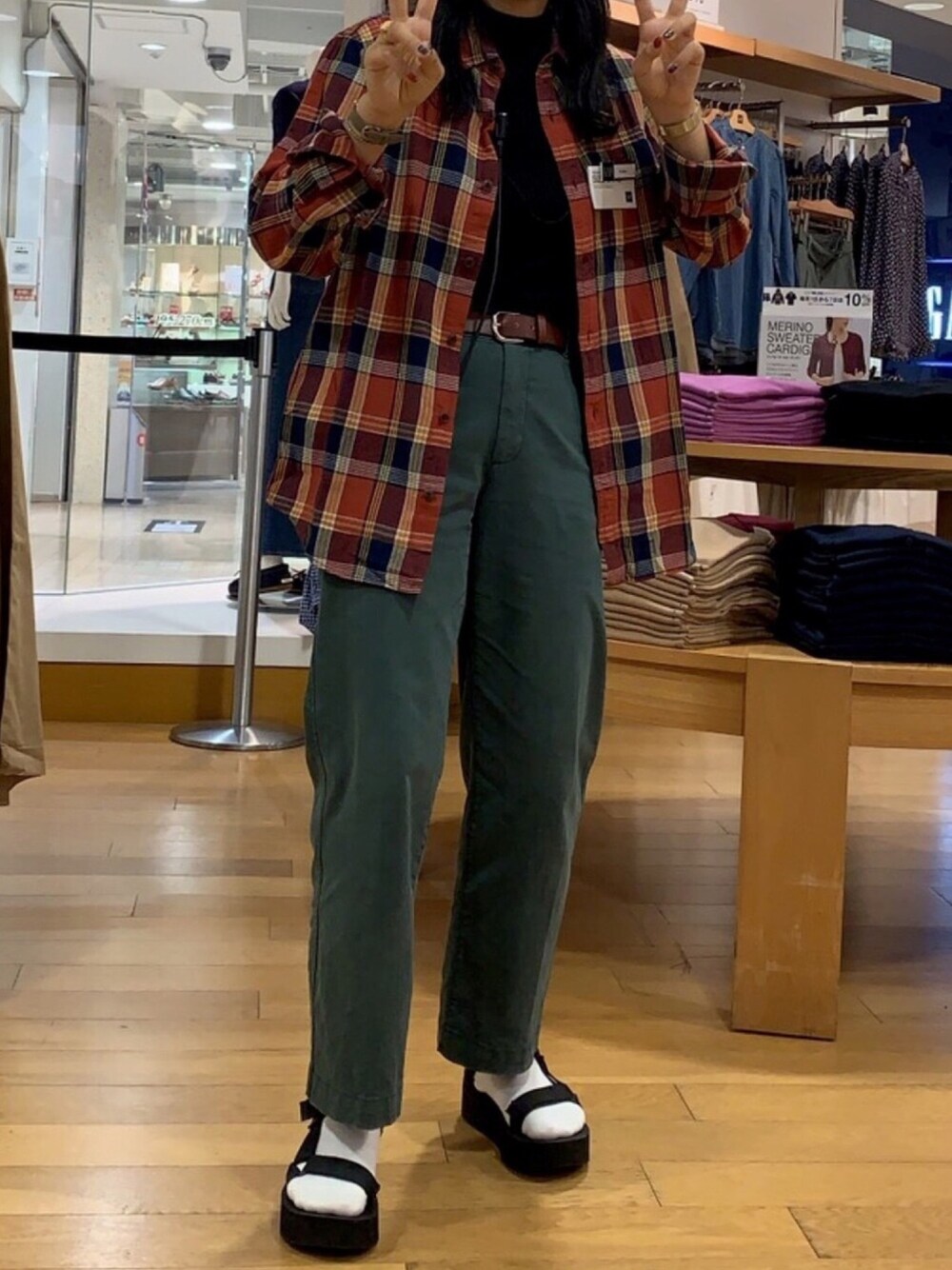 「秋服、カジュアルコーデ、ootd、チェックシャツ、ハイネック、GAP、秋のコーデ、秋、秋色、teva」｜「GAPのハイライズ ワイドレッグチノ（その他パンツ、グリーン系）」を使った、ひなちゃんさん（レディース・160cm）の秋コーディネートの1枚目の写真