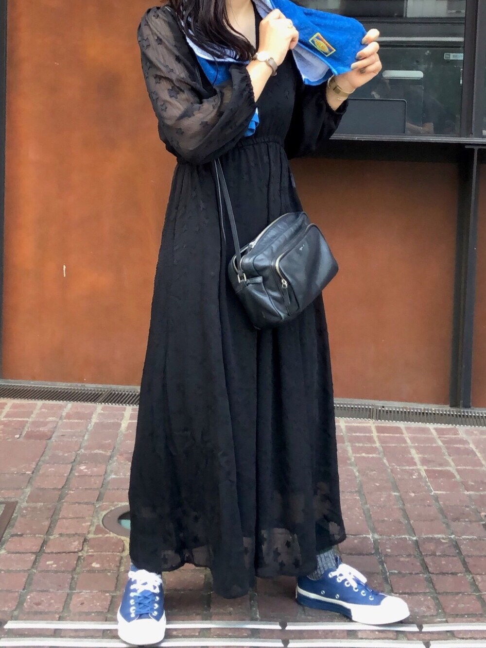 「ブラック、オールブラック、ワンピース、ロングワンピース、星柄、コンバース、黒ワンピ」｜「ROSE BUDの(B.B)スタ―柄マキシワンピース（ワンピース、ブラック系）」を使った、ひなちゃんさん（レディース・160cm）の秋コーディネートの1枚目の写真