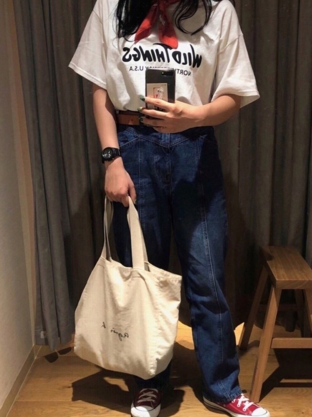 「WILDTHINGS、CONVERSE TOKYO、agnes b.、バンダナ、赤、デニム、カジュアル、白Tシャツ」｜「converse starsのWILDTHINGSとconverse starsのコラボＴ（Tシャツ/カットソー、ホワイト系）」を使った、ひなちゃんさん（レディース・160cm）の春コーディネートの1枚目の写真