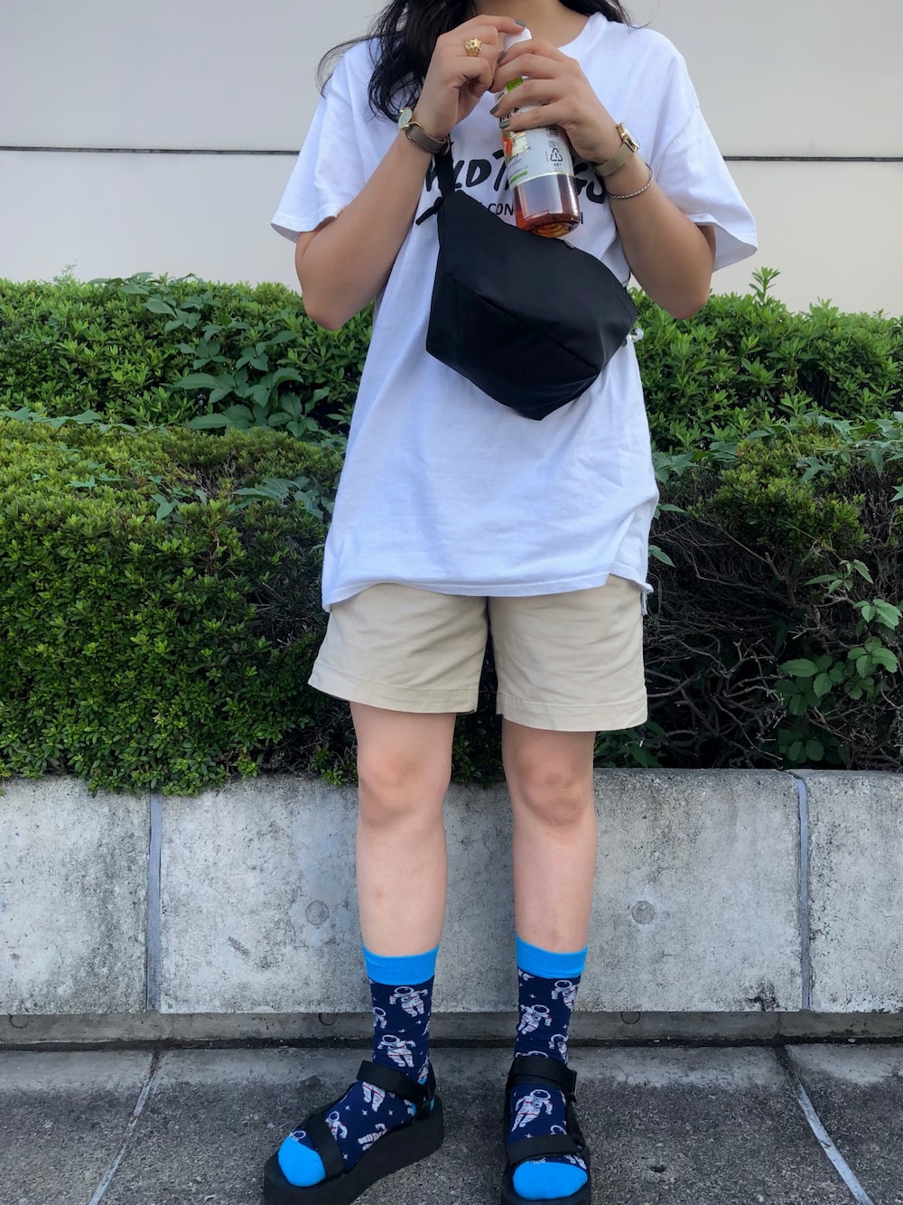 「柄ソックス、ショートパンツ、ショーツ、白Tシャツ、オーバーサイズ、メンズライク、夏コーデ、夏」｜「converse starsのWILDTHINGSとconverse starsのコラボＴ（Tシャツ/カットソー、ホワイト系）」を使った、ひなちゃんさん（レディース・160cm）の秋コーディネートの1枚目の写真
