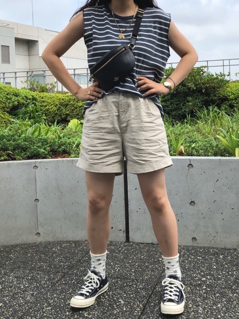 「夏コーデ、カジュアル、ショートパンツ、メンズライク、コンバース、シンプル、リネン」｜「Kastaneのワッフルボーダータンク（タンクトップ、ブルー系）」を使った、ひなちゃんさん（レディース・160cm）の夏コーディネートの1枚目の写真