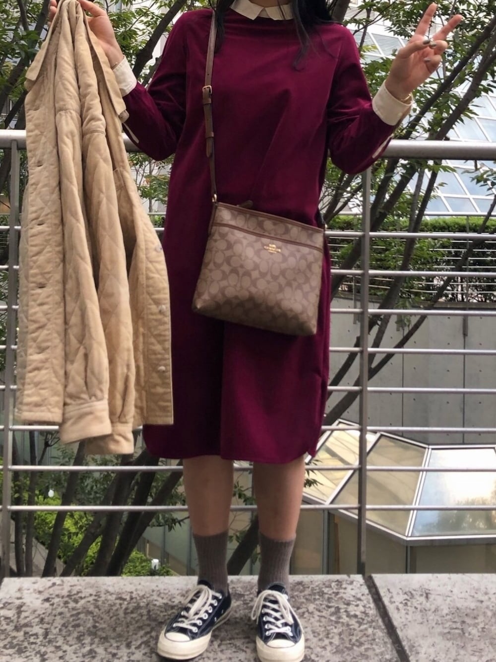 「ワンピース、秋のコーデ、秋、スニーカー、ベロア、ワインレッド、秋色、BEAMS、converse、シンプル」｜「COACHの【コーチ】キット メッセンジャー クロスボディ カラーブロック シグネチャー キャンバス（ショルダーバッグ、ブラウン系）」を使った、ひなちゃんさん（レディース・160cm）の秋コーディネートの1枚目の写真