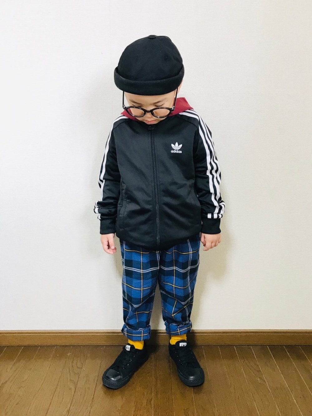 「ジャージ、adidas、adidas originals、チェックパンツ、petit main、差し色、ロールキャップ、コンバース、めがね、スポーツミックス」｜「adidasのadidas / Track Top (110～130cm) （ジャージ、ブラック系）」を使った、hibihakuさん（キッズ・100cm）の秋コーディネートの1枚目の写真