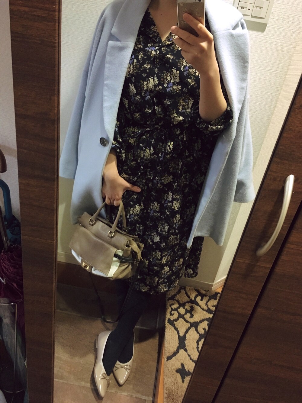 ブルー系のワンピース、ベージュ系のパンプス、ベージュ系のトートバッグを着用したレディースの春コーディネートの1枚目の写真