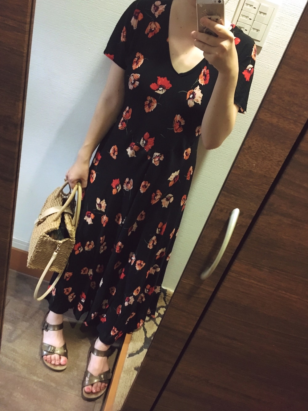 「ワンピース、花柄ワンピース、ZARA、ビルケンシュトック、ママコーデ、夏コーデ、かごバッグ」｜「ZARAのZARA one piece （ワンピース/ドレス、ブラック系）」を使った、blue blueさん（レディース・157cm）の夏コーディネートの1枚目の写真