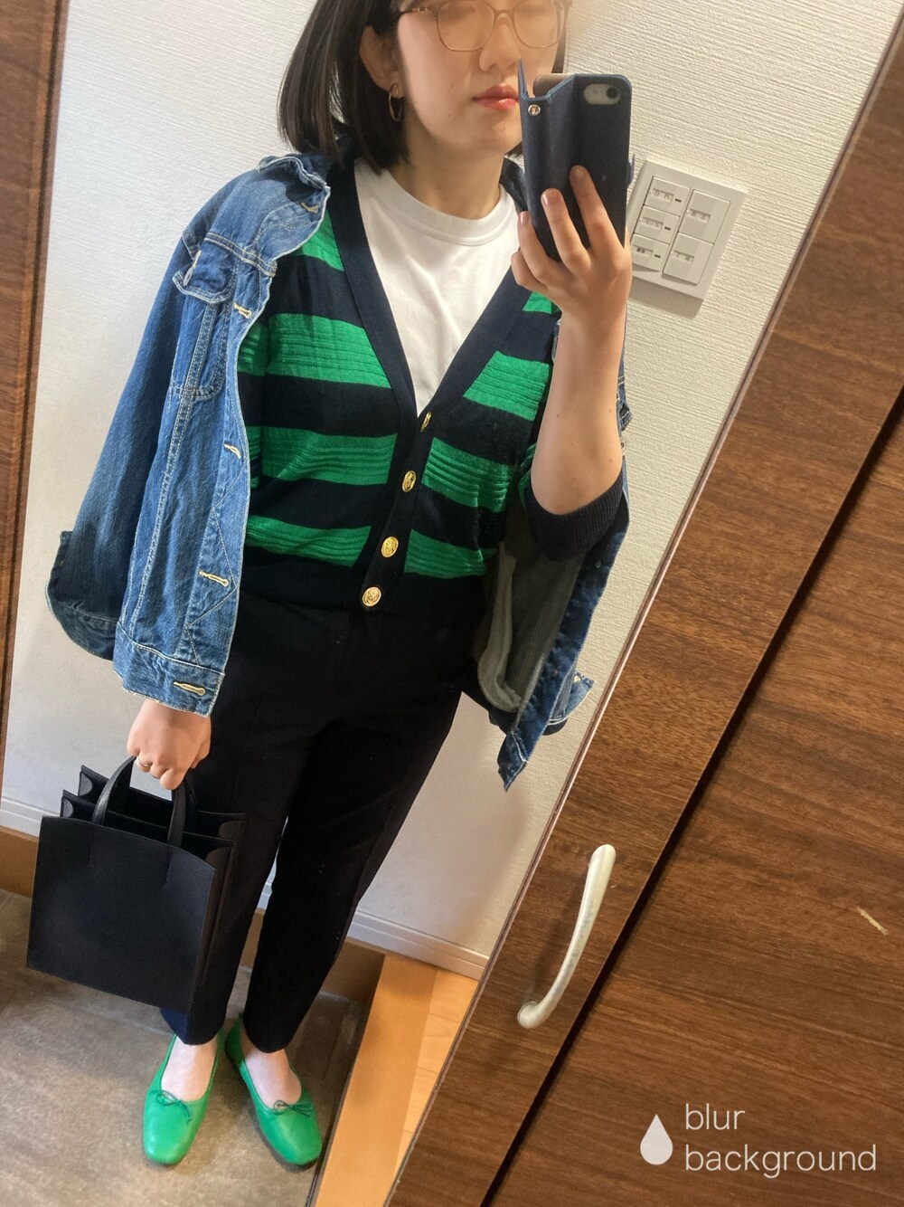 グリーン系のバレエシューズ、ブルー系のトートバッグ、ゴールド系のイヤリングを着用したレディースの春コーディネートの1枚目の写真