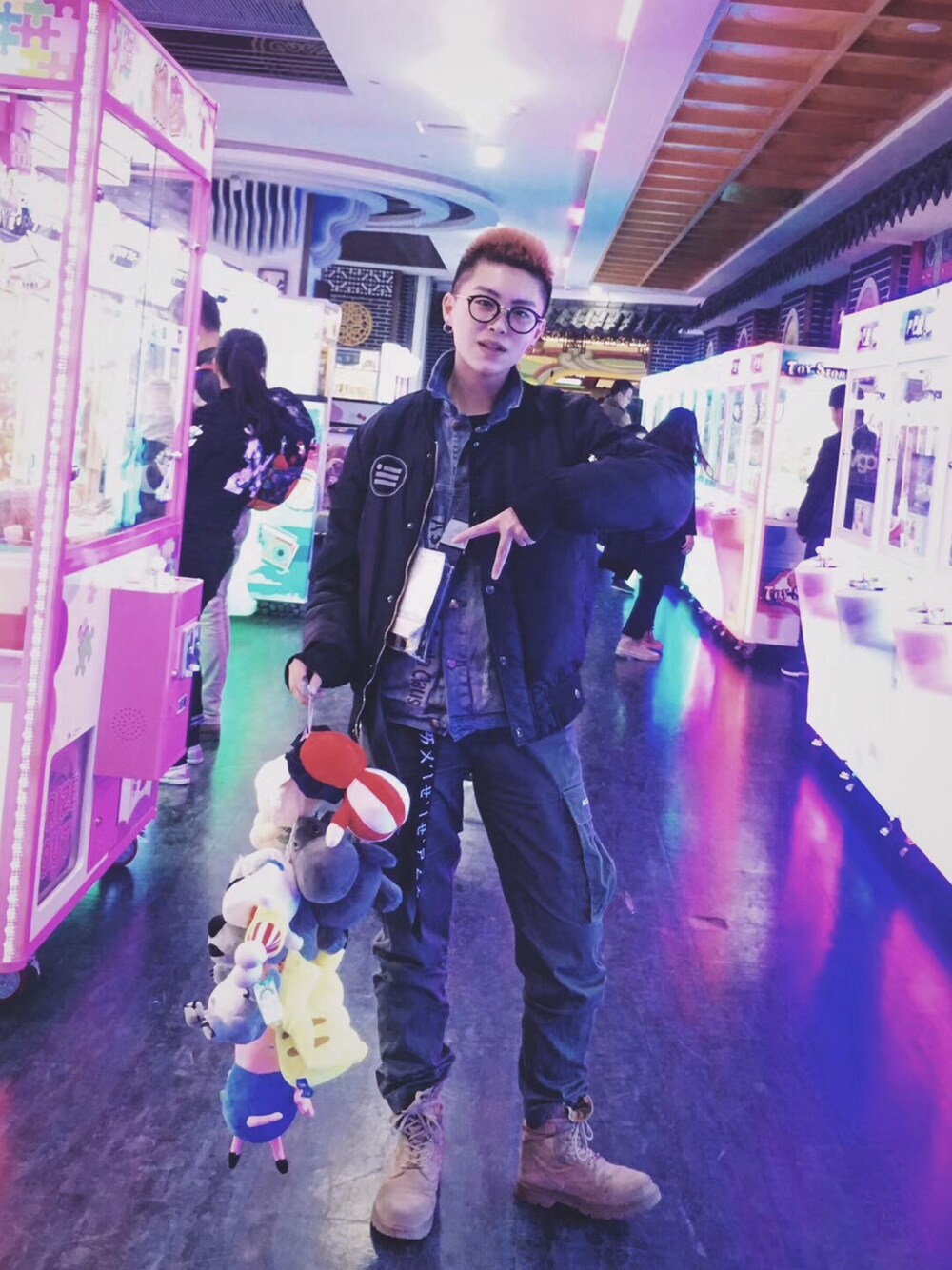 「ZIG-ZAGのアイテム（デニムジャケット、ブルー系）」を使った、狗掌柜さん（メンズ・168cm）の春コーディネートの1枚目の写真
