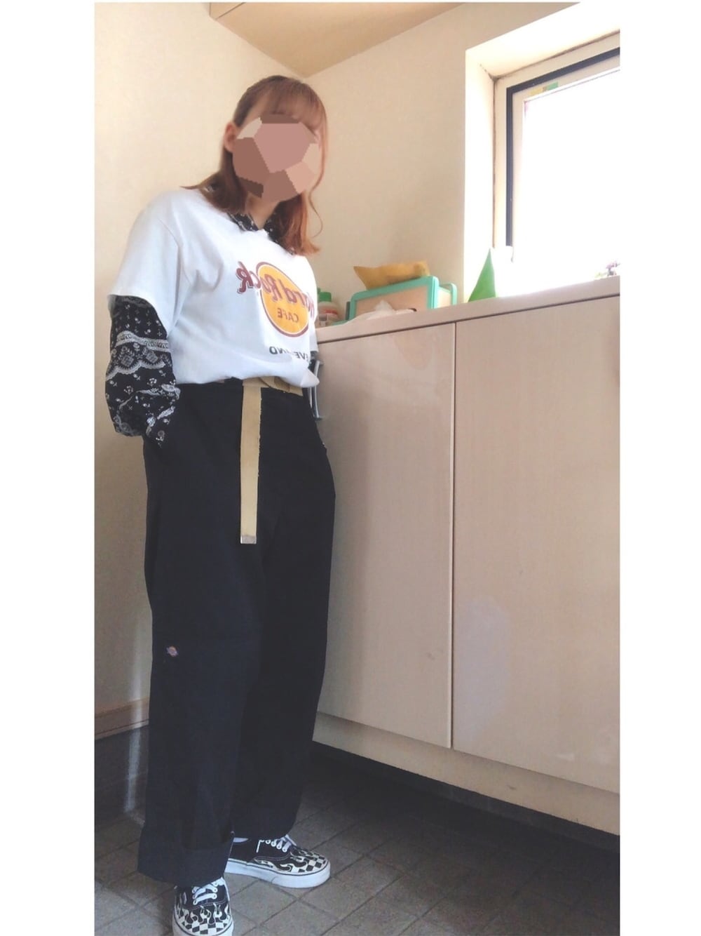 ブラック系のシャツ/ブラウス、ホワイト系のTシャツ/カットソー、ブラック系のチノパンツを着用したレディースの春コーディネートの1枚目の写真