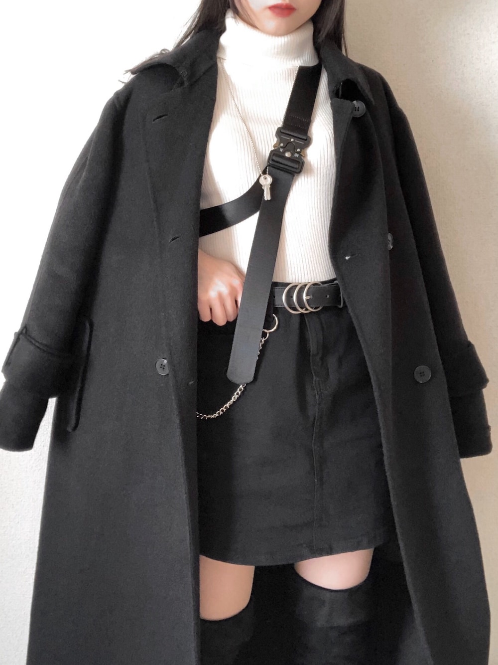 「韓国、韓国ファッション、韓国ブランド、openthedoor、Trendy woobi、モノトーンコーデ、モノクロ、ボーイズライク、ootd」｜「open the doorのアイテム（ベルト、ブラック系）」を使った、미카(ミカ)さん（レディース・157cm）の冬コーディネートの1枚目の写真