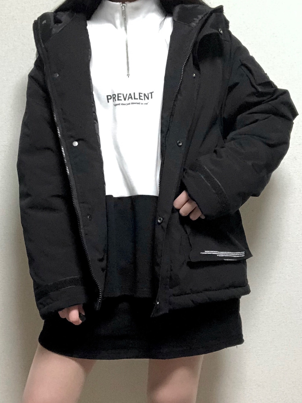 「韓国、韓国ファッション、韓国コーデ、韓国好きな人と繋がりたい、モノクロ、モノトーンコーデ、黒コーデ、ダウンジャケット、ブラック×ホワイト」｜「NOSWEATのアイテム（ダウンジャケット/コート、ブラック系）」を使った、미카(ミカ)さん（レディース・157cm）の冬コーディネートの1枚目の写真