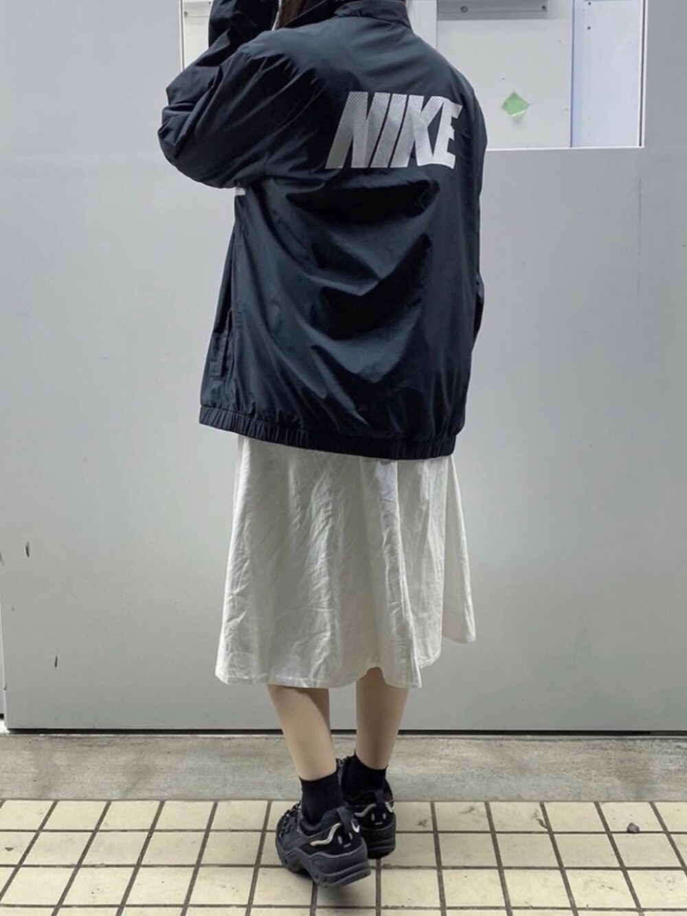 「韓国ファッション、韓国コーデ、韓国、韓国ブランド、白黒コーデ、古着女子、古着ミックス、23.65、ストリートカジュアル、ストリート」｜「NIKEのアイテム（マウンテンパーカー、ブラック系）」を使った、미카(ミカ)さん（レディース・157cm）の夏コーディネートの1枚目の写真