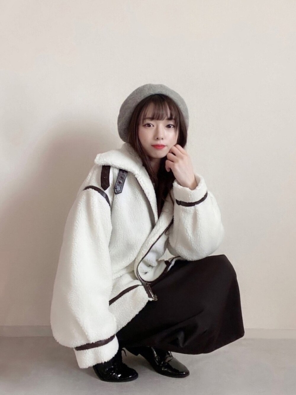 「ブルゾン、ボアジャケット、ボアブルゾン、ベレー帽、ホワイトコーデ、韓国、韓国ファッション、韓国コーデ、モコモコアウター、フライトジャケット」｜「apres jour mignonのボアフライトジャケット【ZOZOTOWN限定アイテム】★20AW（ブルゾン、ホワイト系）」を使った、미카(ミカ)さん（レディース・157cm）の秋コーディネートの1枚目の写真