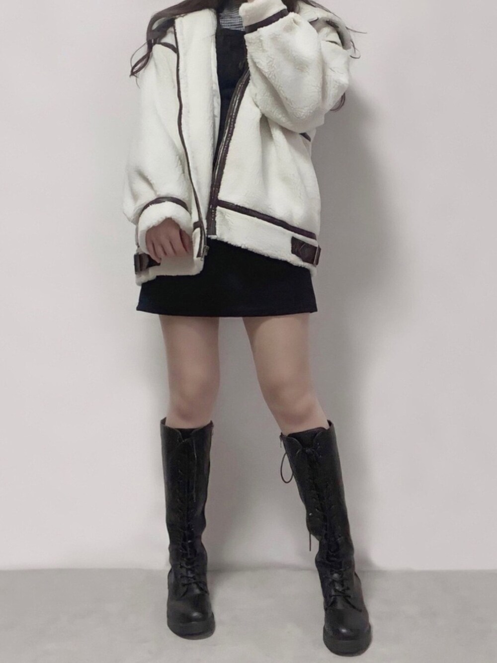 「ボアジャケット、ボアブルゾン、白コーデ、ホワイトコーデ、ロングブーツ、韓国、韓国ファッション、モノトーンコーデ、モコモコアウター、フライトジャケット」｜「apres jour mignonのボアフライトジャケット【ZOZOTOWN限定アイテム】★20AW（ブルゾン、ホワイト系）」を使った、미카(ミカ)さん（レディース・157cm）の秋コーディネートの1枚目の写真