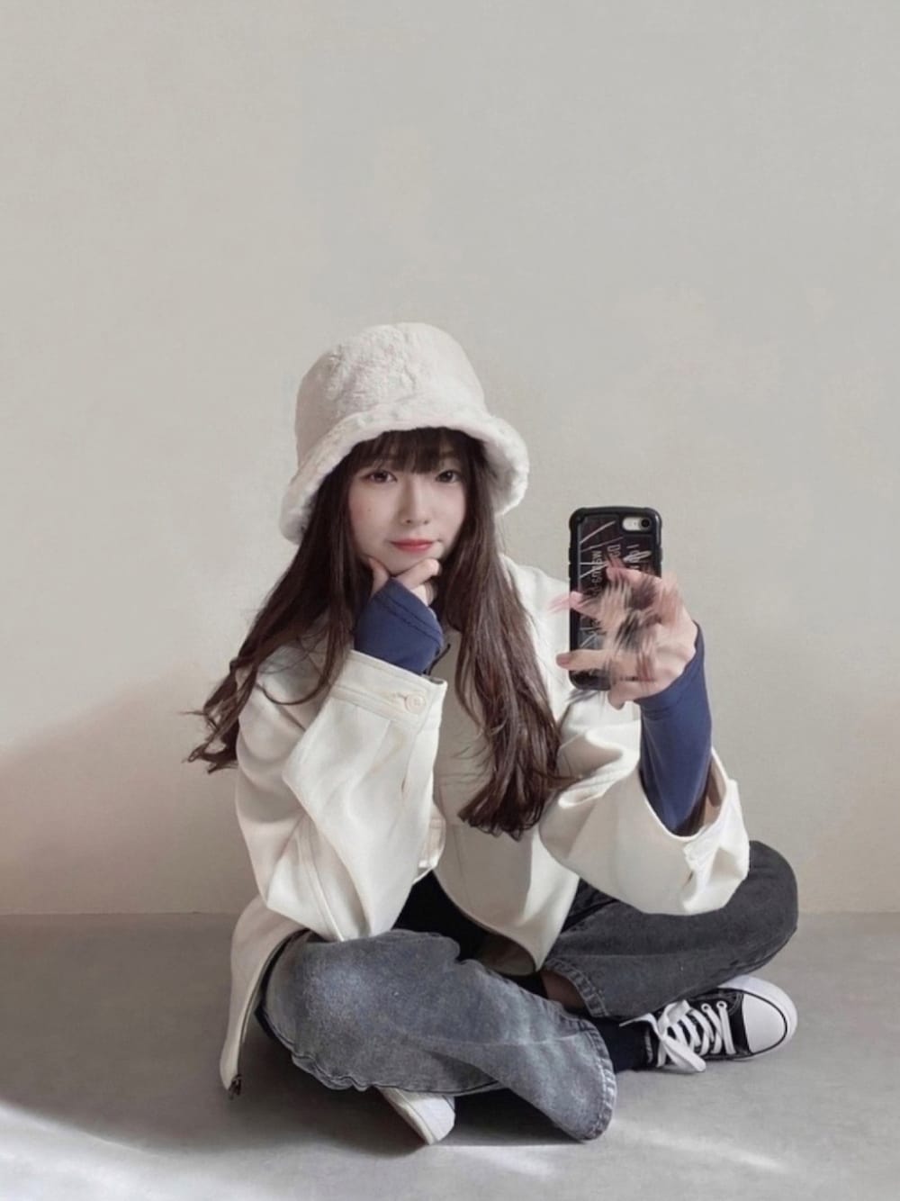 「韓国ファッション、バケットハット、ストリート系、ボアハット、韓国、ゆるコーデ、ブルゾン、スニーカーコーデ、マイベストコーデ2020、ホワイトコーデ」｜「SPINNSの【8カラー展開】モコモコバケットハット / エコファーバケットハット（ハット、ホワイト系）」を使った、미카(ミカ)さん（レディース・157cm）の秋コーディネートの1枚目の写真