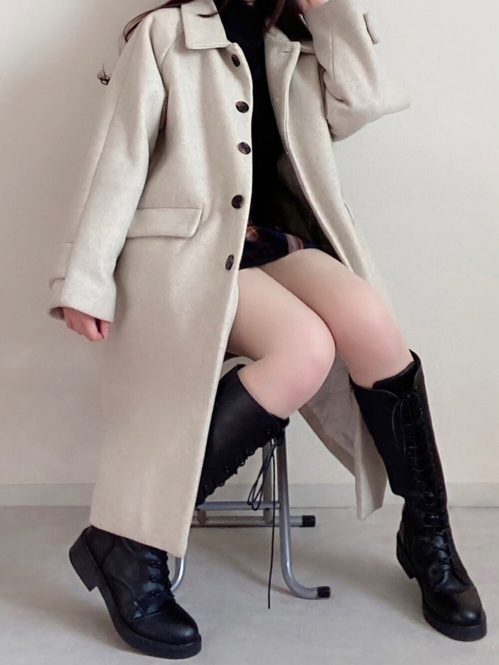 「韓国、韓国ファッション、韓国ブランド、ロングブーツ、冬コーデ、タートルネックニット、ミニスカート、ステンカラーコート、あったかコーデ、ロングコート」｜「GOGOSINGのアイテム（ステンカラーコート、ベージュ系）」を使った、미카(ミカ)さん（レディース・157cm）の冬コーディネートの1枚目の写真