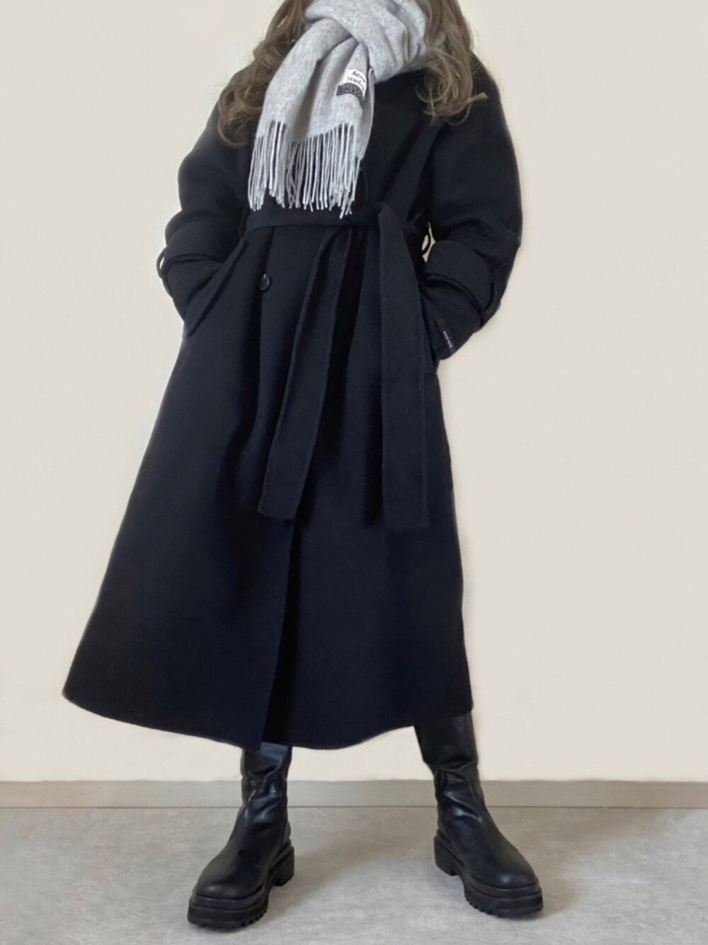 「モード、AcneStudios、ロングコート、オールブラック、モノトーンコーデ、韓国、韓国ファッション、ブラックコーデ、私の推しブランド、dholic」｜「DHOLICのアイテム（トレンチコート、ブラック系）」を使った、미카(ミカ)さん（レディース・157cm）の冬コーディネートの1枚目の写真