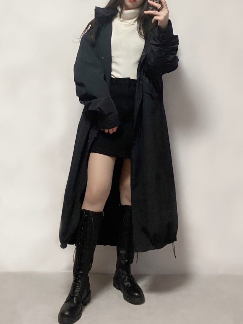 「モノトーン、モノトーンコーデ、ロングブーツ、タートルネック、オールブラック、韓国、韓国ファッション、黒ブーツ、ロングコート、ストリート」｜「GUのアイテム（ニット/セーター、ホワイト系）」を使った、미카(ミカ)さん（レディース・157cm）の冬コーディネートの1枚目の写真