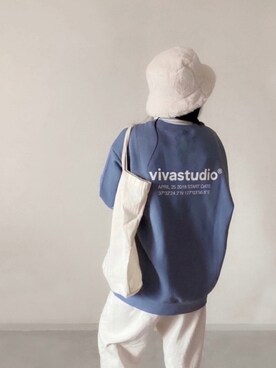 미카(ミカ)使用「vivastudio（vivastudio-ロゴクルーネック-）」的時尚穿搭
