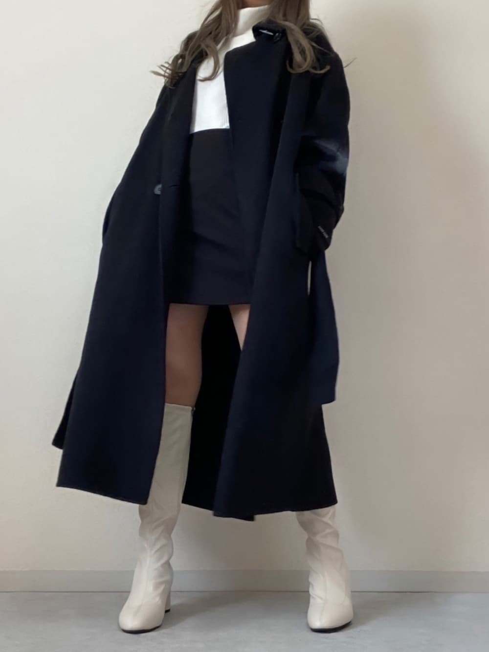 「ロングブーツ、韓国、韓国ファッション、オールブラック、ロングコート、モノトーンコーデ、タートルネックニット、ブラックコーデ、dholic、モード」｜「STYLEBLOCKのスクエアトゥチャンキーヒールロングブーツ（ブーツ、ホワイト系）」を使った、미카(ミカ)さん（レディース・157cm）の冬コーディネートの1枚目の写真