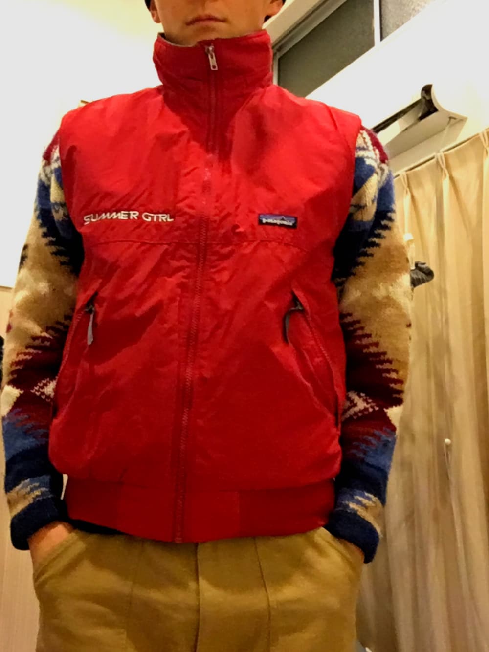 patagoniaのダウンベスト（レッド系）を使った人気ファッション