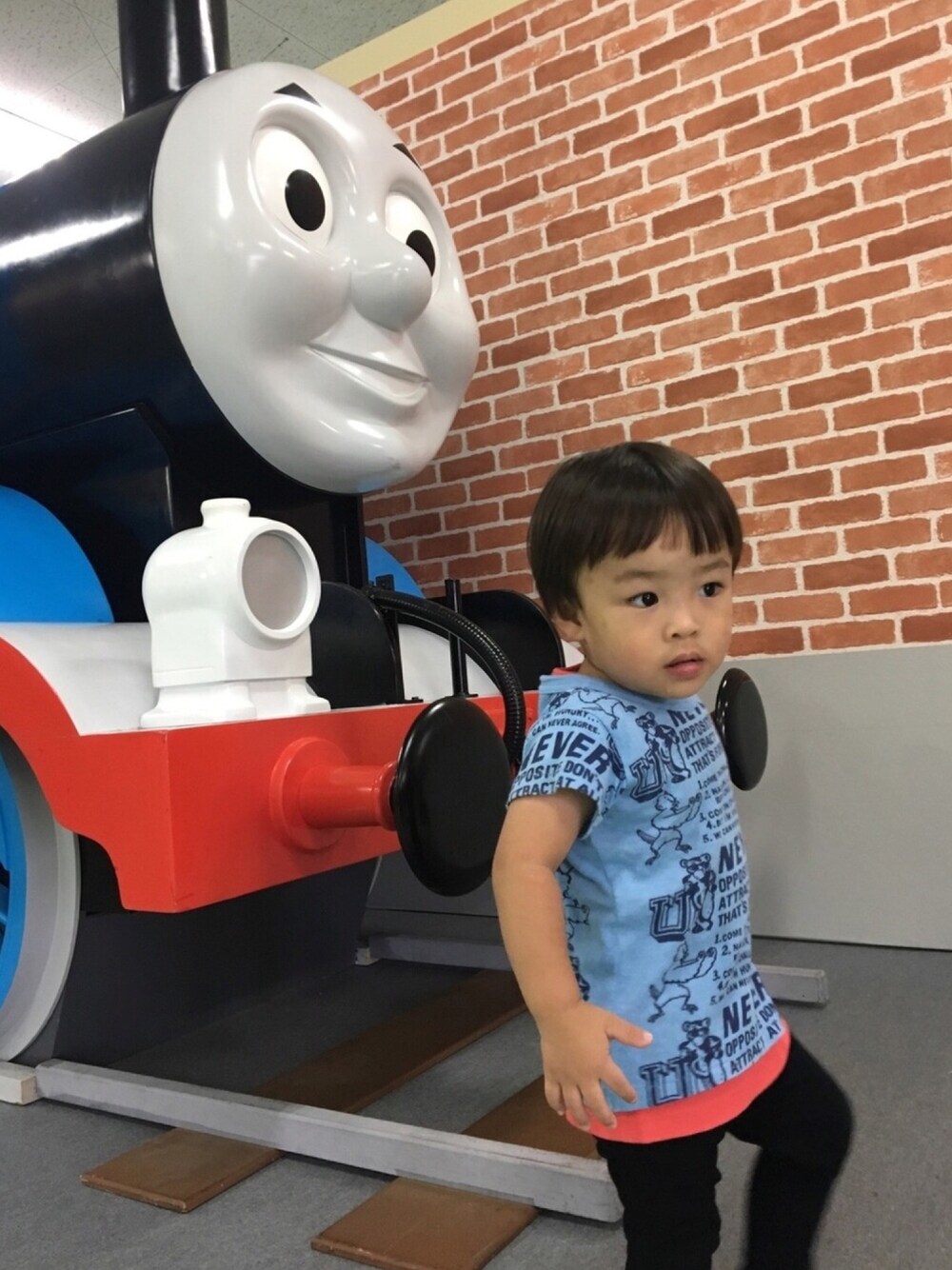 「黒パンツ、黒スキニー、デニムパンツ、低身長、トーマス、パッツン前髪、ピンク、2歳、こどもコーデ、キッズコーデ」｜「F.O.KIDSの4色4柄Ｔシャツ（Tシャツ/カットソー、ブルー系）」を使った、HYさん（メンズ・165cm）の秋コーディネートの1枚目の写真