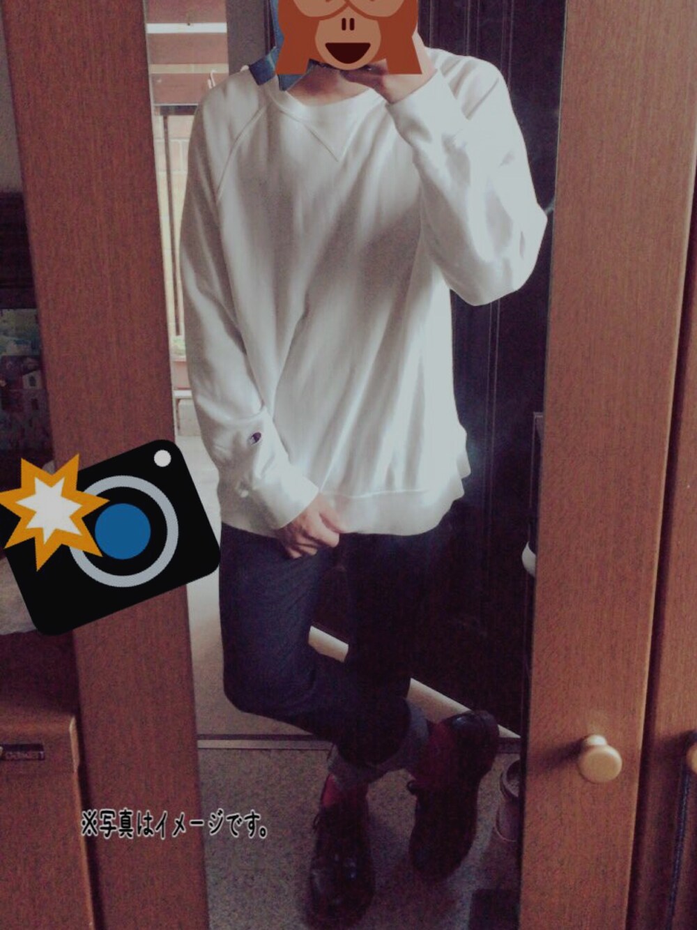 ホワイト系のスウェット、ブルー系のデニムパンツ、ブラック系のブーツを着用したメンズの春コーディネートの1枚目の写真