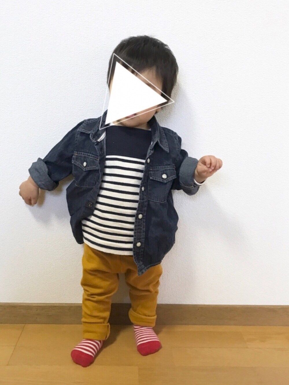 ブルー系のシャツ/ブラウス、ホワイト系のTシャツ/カットソー、イエロー系のママ&ベビーを着用したキッズの秋コーディネートの1枚目の写真