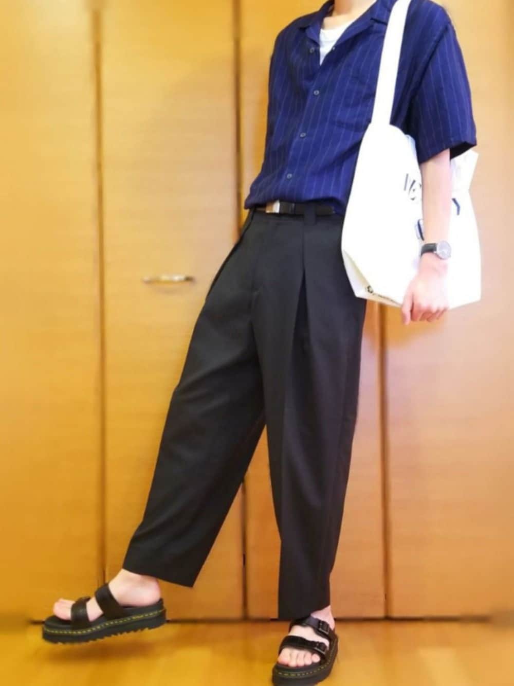 ブルー系のシャツ/ブラウス、ブラック系のその他パンツ、ブラック系のサンダルを着用したメンズの夏コーディネートの1枚目の写真