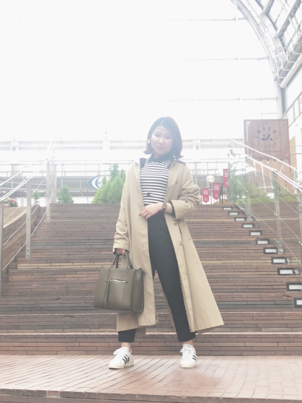 「春、パンツスタイル、古着MIX、スニーカー、トレンチコート、古着、ビスチェ、オーバーサイズ、低身長」｜「BURBERRYのアイテム（トレンチコート、ベージュ系）」を使った、あげさん（レディース・155cm）の春コーディネートの1枚目の写真