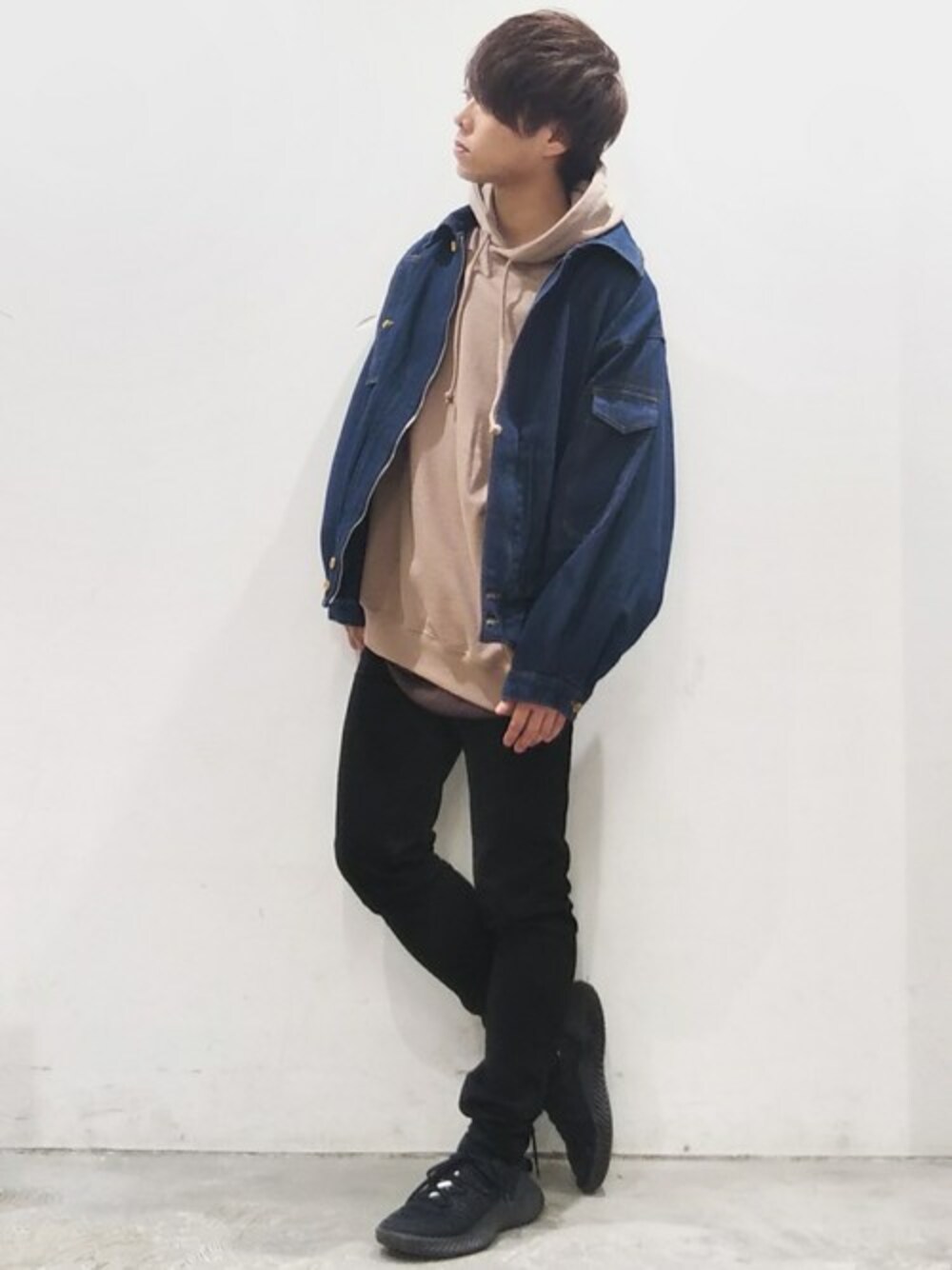 「デニムジャケット、ベージュ、パーカー、オーバーサイズ、春コーデ、低身長」｜「CASPER JOHNのDenim Flight Jacket/デニムフライトジャケット（デニムジャケット、ブルー系）」を使った、miyagi さん（メンズ・161cm）の冬コーディネートの1枚目の写真