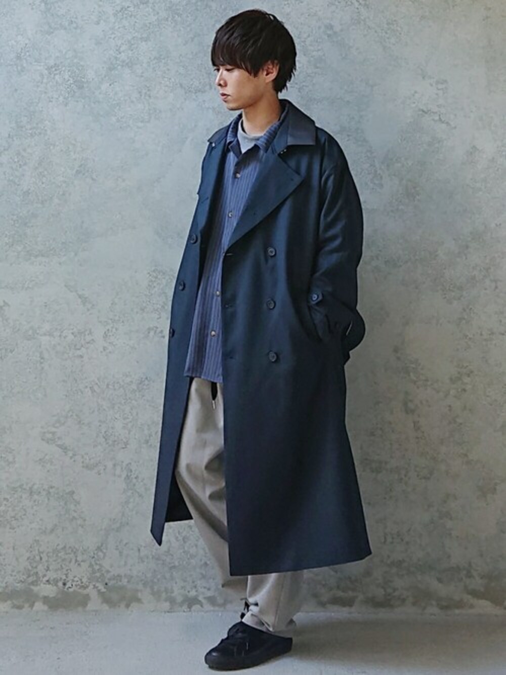 「トレンチコート、ストライプシャツ、春コーデ、低身長、低身長コーデ、くすみカラー」｜「CASPER JOHNのCleric Trench Coat/クレリックトレンチコート（トレンチコート、ブルー系）」を使った、miyagi さん（メンズ・161cm）の冬コーディネートの1枚目の写真