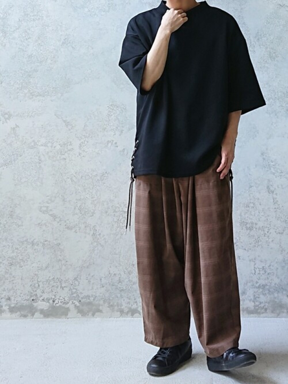 「チェックパンツ、シンプルコーデ、夏コーデ、低身長、低身長コーデ」｜「CASPER JOHNのSide Lace Mockneck Big T-shirts/サイドレースモックネックビッグT（Tシャツ/カットソー、ブラック系）」を使った、miyagi さん（メンズ・161cm）の春コーディネートの1枚目の写真