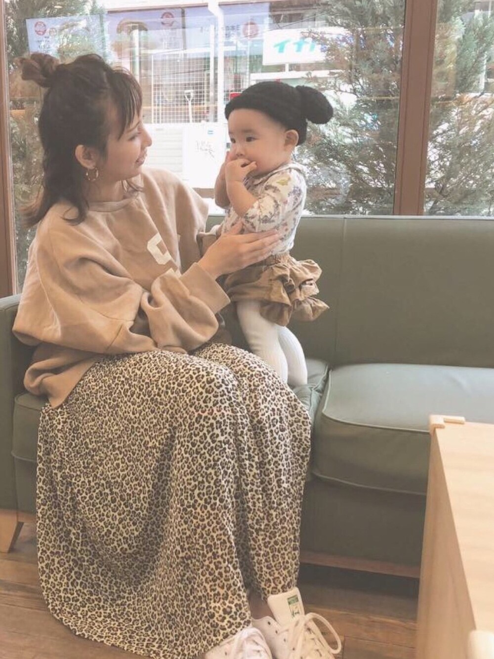 「おやこーで。、親子コーデ、リンクコーデ、ブラウン、秋コーデ、レオパード」｜「こども ビームスのmimi poupons / 別注 細畝コーデュロイ フリルパンツ (70～90cm)（その他パンツ、ブラウン系）」を使った、ayaさん（レディース・148cm）の秋コーディネートの1枚目の写真