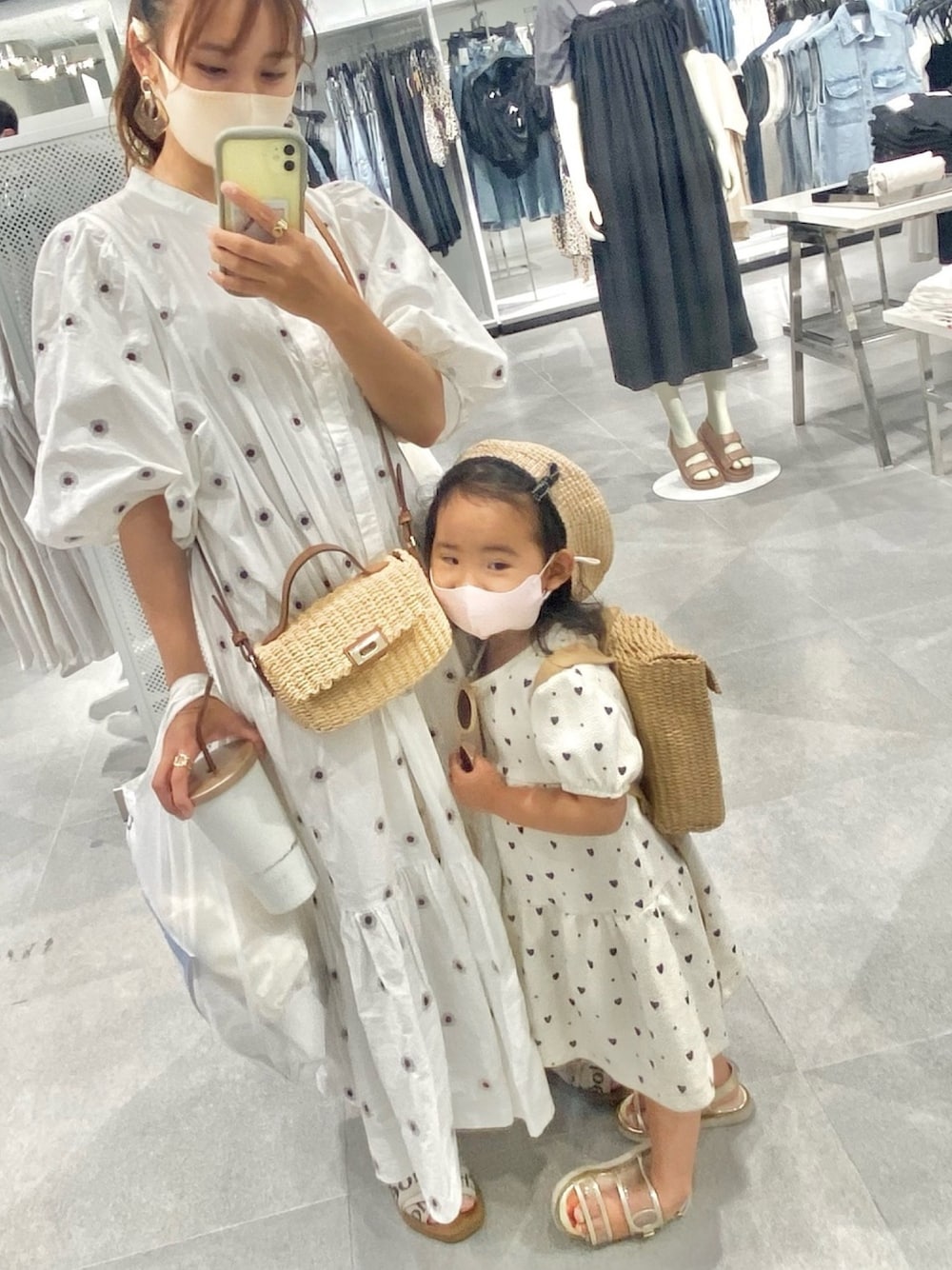 「花柄ワンピース、休日スタイル、シンプル、大人カジュアル、低身長コーデ、淡色コーデ、親子コーデ、ミニバッグ、ママコーデ、ママファッション」｜「ZARAのアイテム（ワンピース、ホワイト系）」を使った、ayaさん（レディース・148cm）の夏コーディネートの1枚目の写真