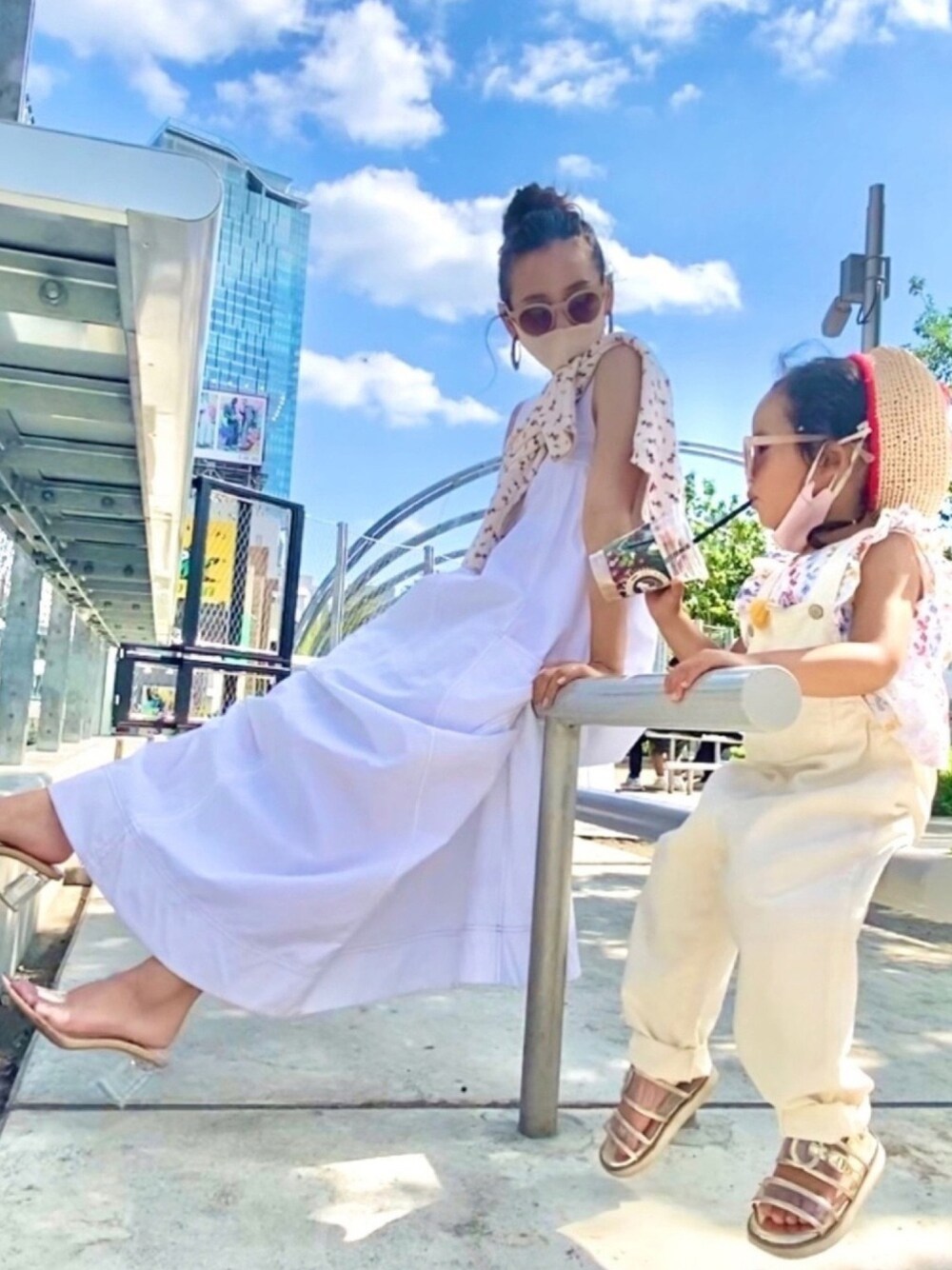 「休日スタイル、大人カジュアル、親子コーデ、ジャンパースカート、ホワイト、ホワイトコーデ、低身長コーデ、ママコーデ、ママファッション、たすき掛け」｜「ZARAのアイテム（ジャンパースカート、ホワイト系）」を使った、ayaさん（レディース・148cm）の夏コーディネートの1枚目の写真