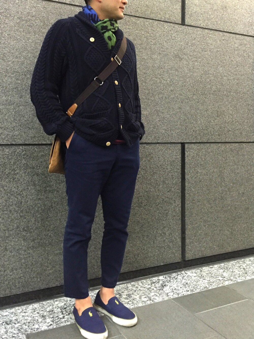 「カジュアルコーデ、クロップドパンツ、9分丈パンツ、ネイビー、スカーフ、ショールカラー、スリッポン、シンプル、ボーダー、ボーダートップス」｜「GLOSTERのコーデュロイクロップドパンツ（その他パンツ、ブルー系）」を使った、KEITOさん（メンズ・178cm）の春コーディネートの1枚目の写真