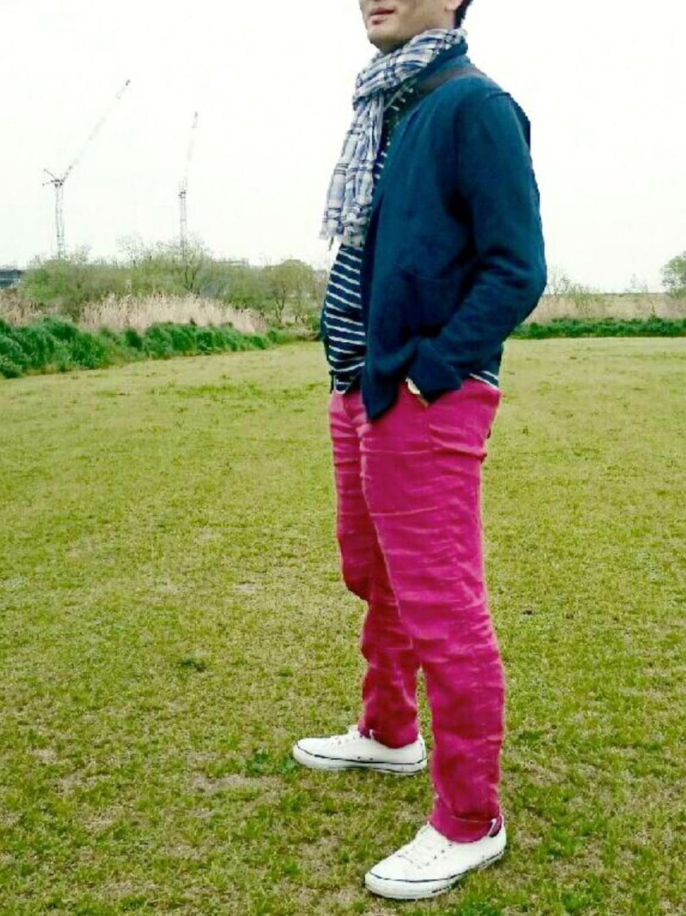 レッド系のその他パンツ、ホワイト系のスニーカー、ブルー系のTシャツ/カットソーを着用したメンズの春コーディネートの1枚目の写真